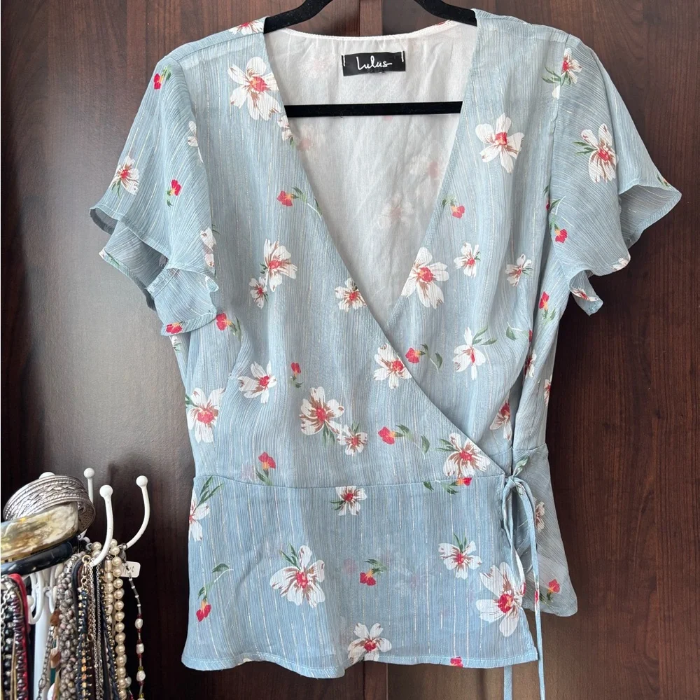 🚨4X$25🚨 Lulu's Blue Floral Wrap Top - Picture 3 of 10